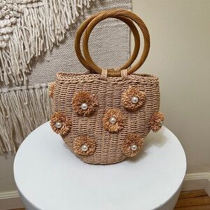Straw beige bag with flowers and round handle